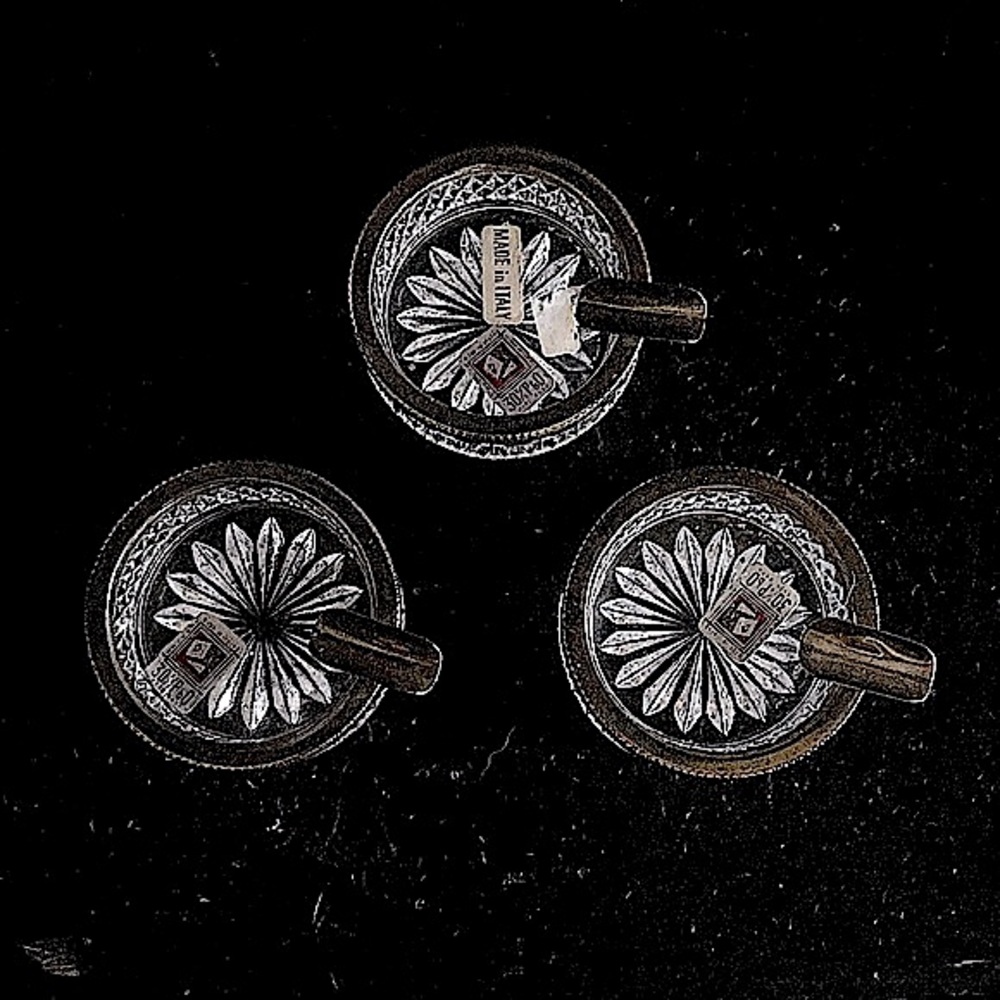 Antique French style crystal ashtray set (3) with hand (cigarette holder) & trim - Picture 3 of 15